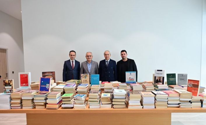 Prof. Dr. Fahrettin Tızlak’tan Antalya Kütüphanesi’ne 2000 kitaplık değerli bağış