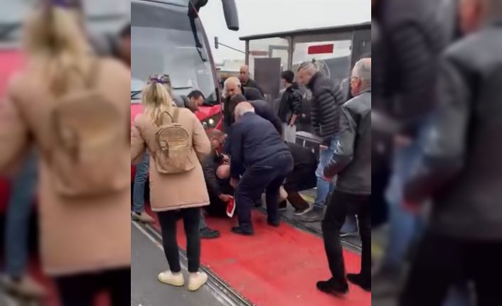 Raylardan geçmek isteyen adama tramvay çarptı