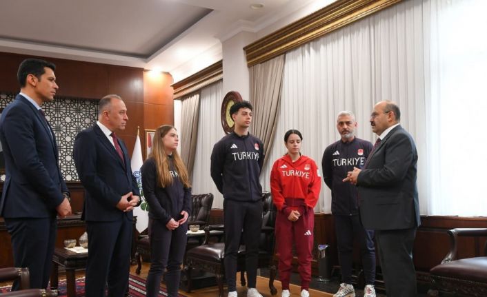 Riyad 2025’te başarılı olan sporculara Vali Ustaoğlu’ndan tebrik