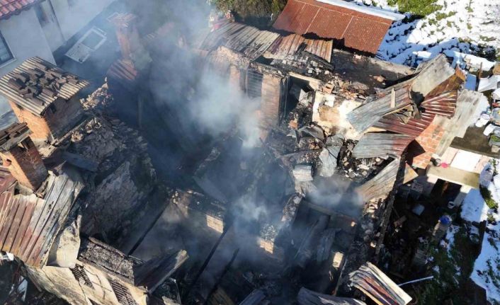 Rize’de bir evde çıkan yangın 2 eve daha sıçradıktan sonra söndürüldü