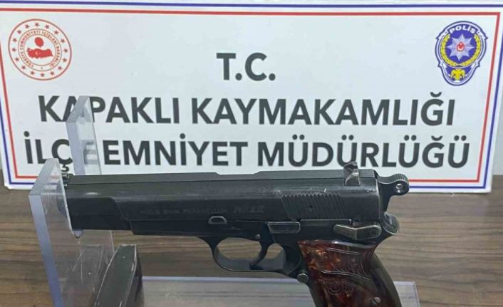 Ruhsatsız tabanca taşıyan 2 şahıs polis engeline takıldı