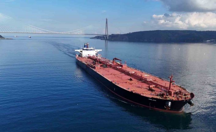 Rusya’nın en büyük limanında vurulan gemi İstanbul Boğazı’ndan geçti