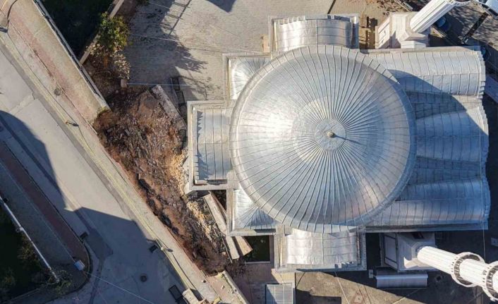 Sabah yürüyüşünde yolun kaydığını farkeden yaşlı kadın 31 öğrencinin hayatını kurtardı