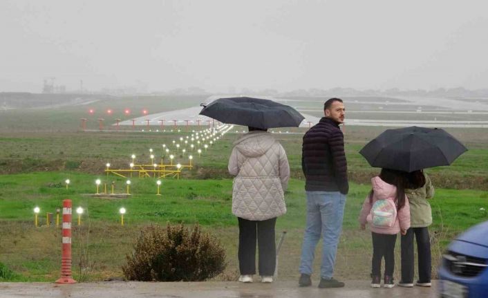 Sabiha Gökçen’in pistinde popüler hale gelen seyir terası ziyaretçi akınına uğruyor