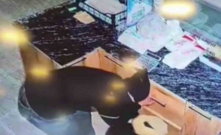 Sadaka kutusu ve nakit para çalan şahıslar kameraya yakalandı