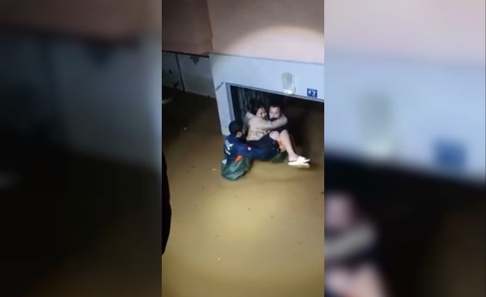 Sağanak sonrası evinde mahsur kalan kadını ekipler kurtardı
