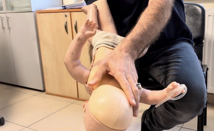 Sağlık personelinin telefonda yönlendirdiği anne, 1 aylık bebeğin hayatını  kurtardı