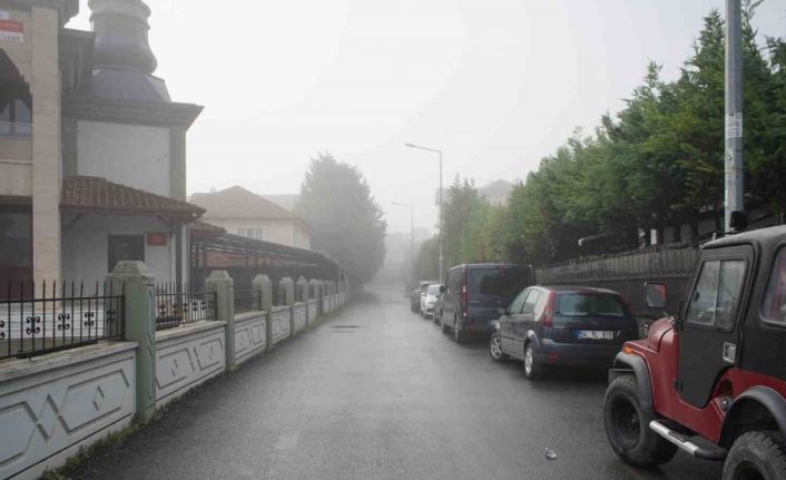 Sakarya’da sis görüş mesafesini 50 metreye düşürdü