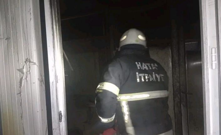 Samandağ’da yanan konteyner kullanılamaz hale geldi