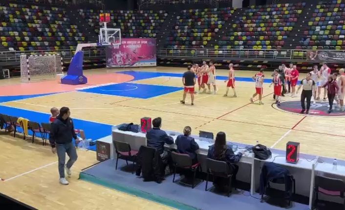 Samsun’da basketbol maçında oyuncu, hakeme saldırdı