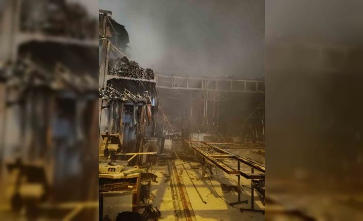 Sanayi sitesinde üretim atölyesi alevlere teslim oldu