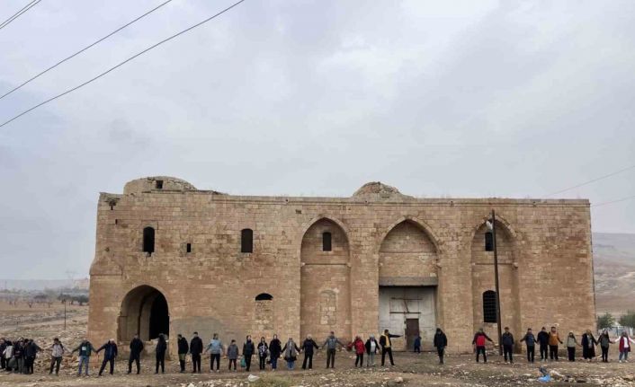 Şanlıurfa’da doğa tutkunları tarihi Germuş Kilisesi için yürüdü