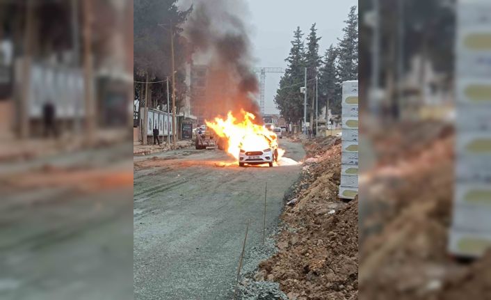 Şantiye çalışmaları esnasında zarar verilen doğalgaz borusundan çıkan alevlerle hafif ticari araç yandı