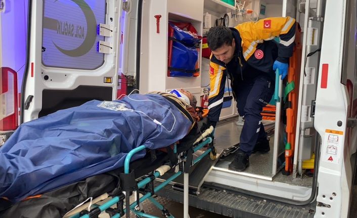 Şarampole devrilen otomobilde 3 kişi yaralandı