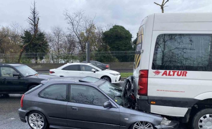 Sarıyer’de kontrolden çıkan otomobil servis aracının altına girdi: 1 yaralı
