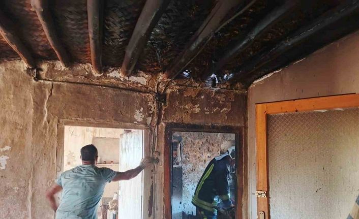 Şarkikaraağaç’ta çıkan yangında iki katlı evin bir bölümü yanarak küle döndü