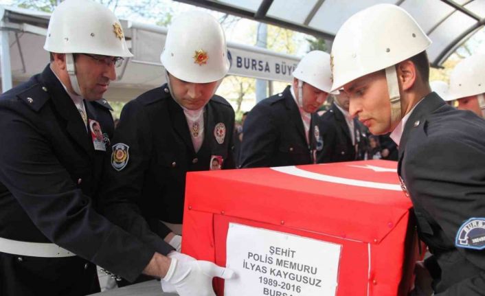 Şehit polisin babasının evi alevlere teslim oldu