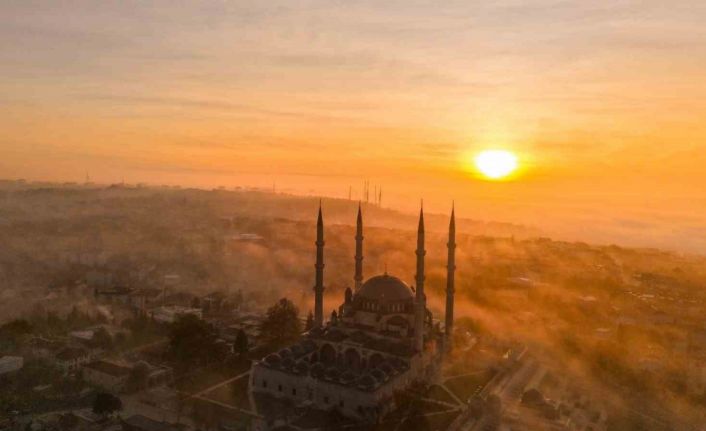 Selimiye Camii, sis ve güneşin ilk ışıklarıyla kartpostallık görüntü sundu