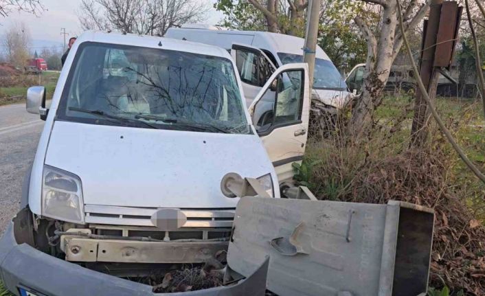 Servis minibüsü hafif ticari araçla çarpıştı: 11 yaralı