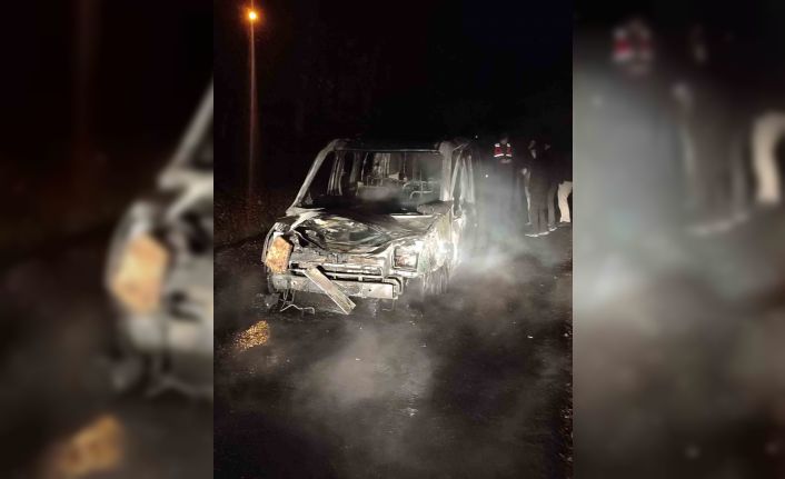 Seyir halindeki hafif ticari araç alev topuna döndü