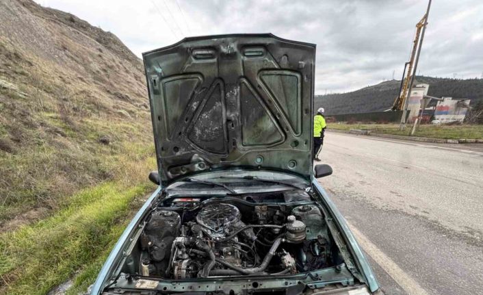 Seyir halindeki otomobilde çıkan yangın söndürüldü