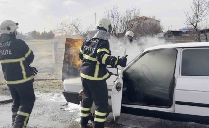 Seyir halindeki otomobilin motor kısmından alevler yükseldi