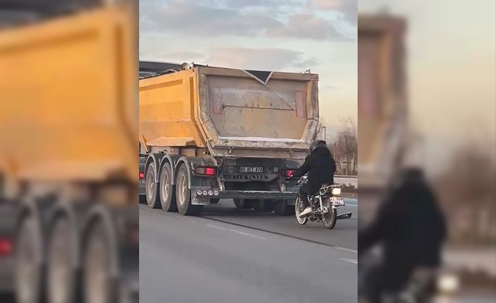 Seyir halindeki tırın peşinde motosikletli tehlikeli yolculuk