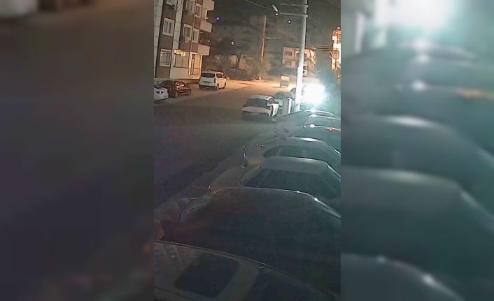 Şiddetli fırtınayla harekete geçen çöp konteyneri, iki otomobilin arasında durdu o anlar kamerada