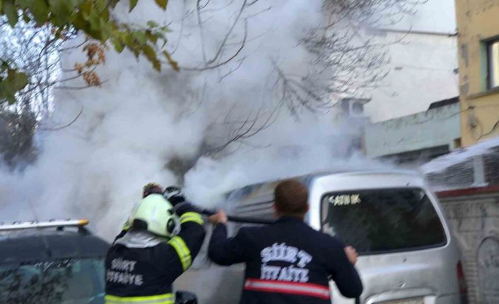 Siirt’te park halindeki kamyonet yandı