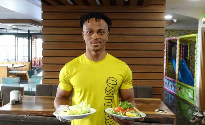 Siirt’te yemek servisleri Nijeryalı Micheal’den