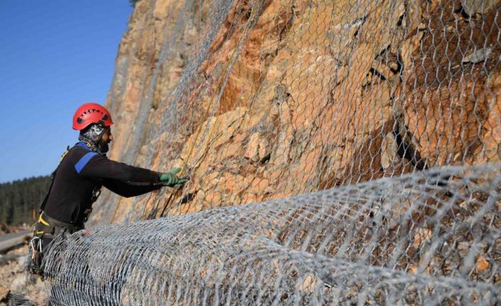Sık sık heyelanların yaşandığı 2 bin rakımlı dağ çelik ağlarla örülüyor