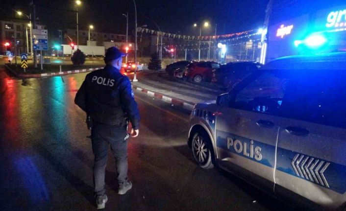 Silahla yaralayıp aracına aldığı şahsı yol kenarına atıp kaçtı