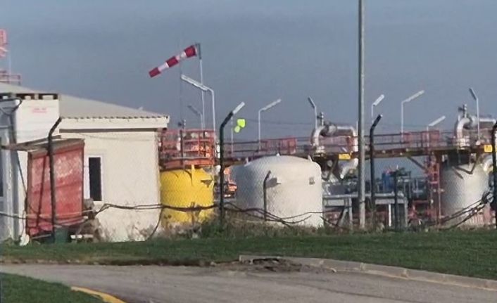 Silivri Botaş tesislerinde yangın ihbarı üzerine çok sayıda ekip bölgeye sevk edildi. Yangın nedeniyle tesislerin boşaltıldığı öğrenildi.