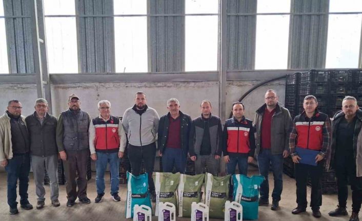 Simav’da 11 sera üreticisine 2,5 ton gübre desteği