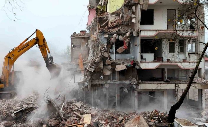 Sındırgı’da deprem sonrası yıkımlar yeniden başladı