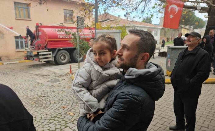 Sındırgı’da evlerinin yıkılışını hüzünlü gözlerle izlediler