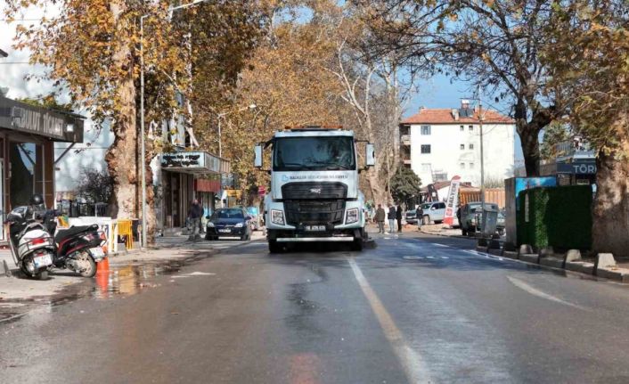 Sındırgı’da hasarlı binaların yıkımı sonrası temizlik çalışmaları sürüyor