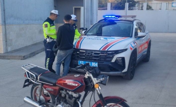 Sinop’ta trafiği tehlikeye atan motosikletli yakalandı