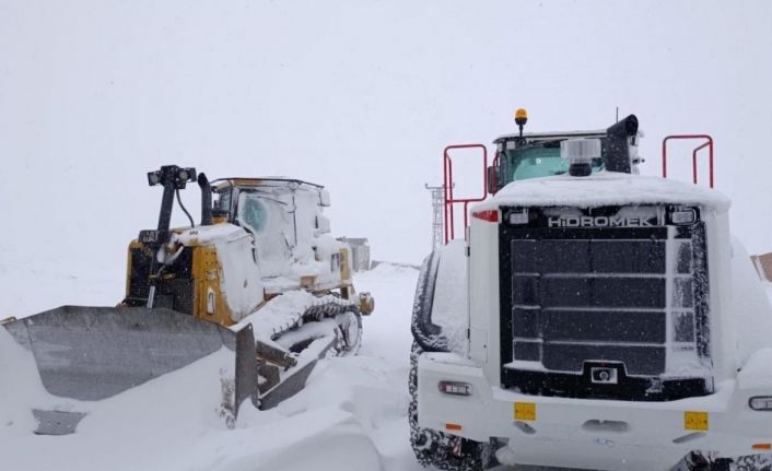 Şırnak’ta kar yolları kapattı, beyaz esaret başladı