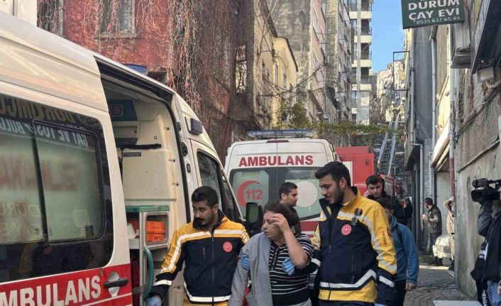 Şişli’de 2 katlı binada yangın paniği: Hastane yolundan dönen astım hastası ev sahibi fenalık geçirdi