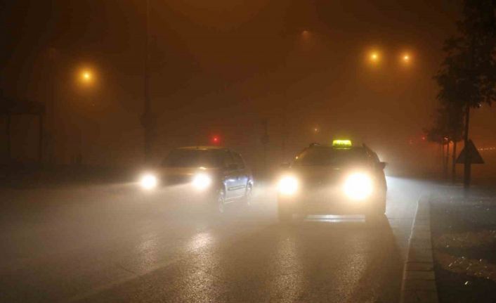 Sivas yoğun sise gömüldü, araçlar görünmez hale geldi