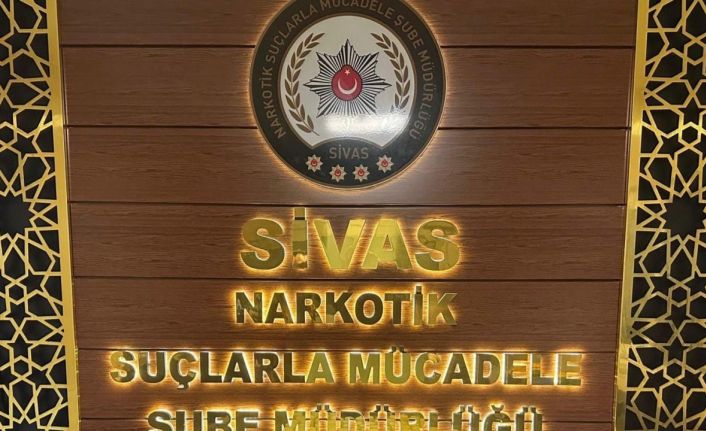 Sivas’ta gerçekleşen narkotik operasyonda 8 bin sentetik ecza ele geçirildi.