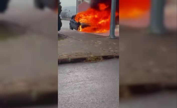 Sivas’ta yanan araç, alev topuna döndü