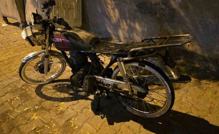 Siverek’te apartmanın girişine park edilen motosiklet yandı
