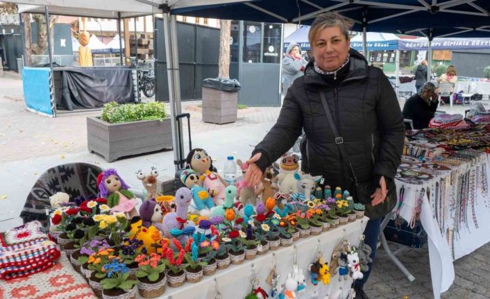 Soğuk havayı el emeği çiçekleriyle ısıtıyor