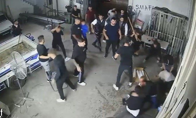 Sopa, kürek ve av tüfekli meydan savaşını andıran kavga kamerada