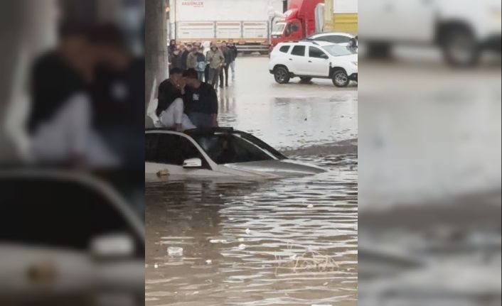 Suda mahsur kalan araçtaki 2 kişiyi itfaiye ekipleri kurtardı