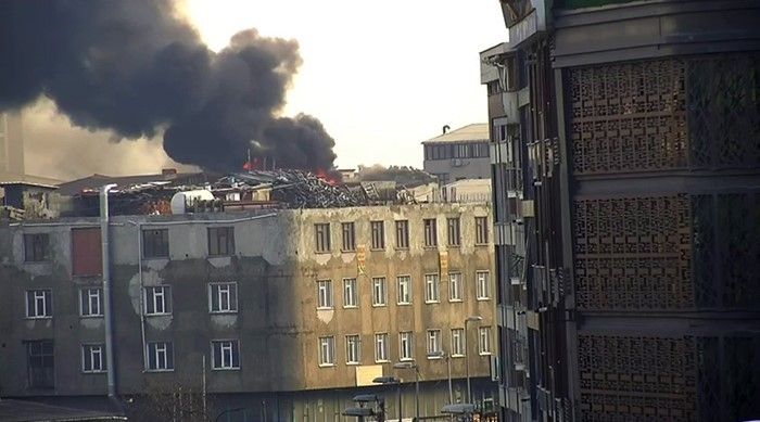 Sultangazi Cebeci Mahallesi’nde bir binanın çatısında yangın çıktı. Can pazarının yaşandığı yangına itfaiye ekipleri müdahale ederken, bölgeye çok sayıda ekip sevk edildi.