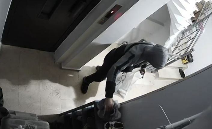 Sultangazi’de ayakkabı hırsızlığı: Onlarca çift ayakkabı çaldılar