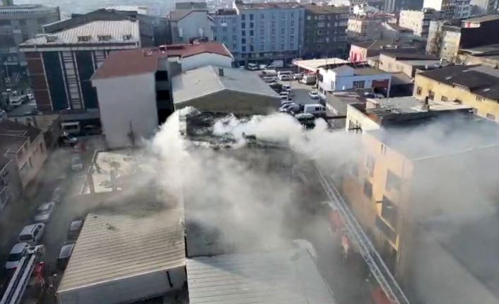 Sultangazi’de bir binada çıkan yangında can pazarı: Alevlerin arasından atladı